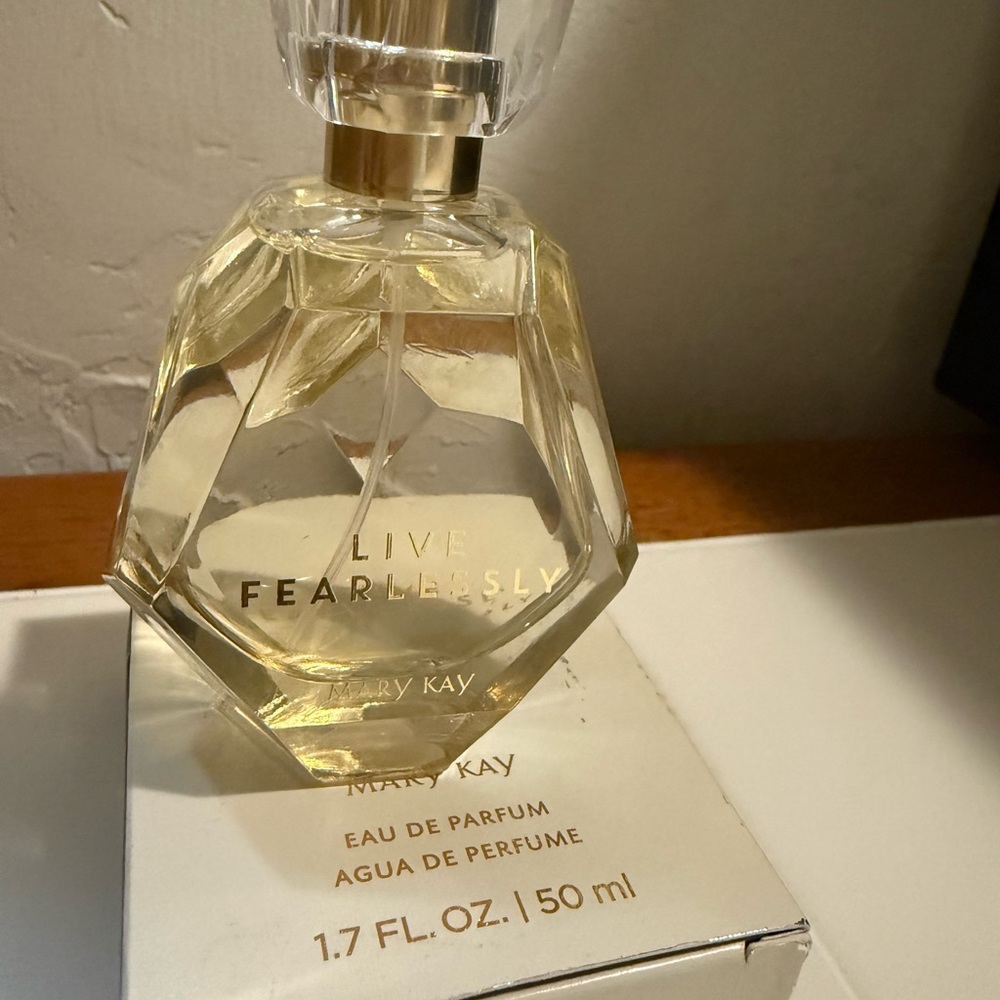 Mary Kay Live Fearlessly Eau de Parfum - Pale Gold & Clear Bottle